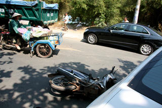 3 xe đâm nhau, cô gái nhập viện